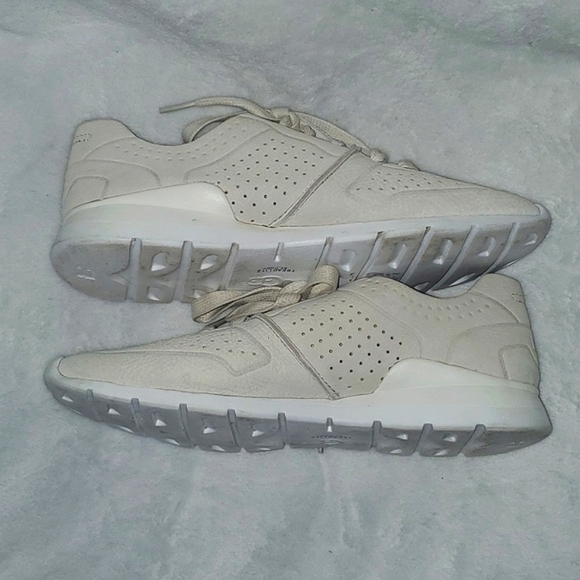 UGG Tye Sneaker Size Women's 8 - Picture 13 of 14